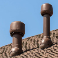 Ventilatiebuizen op het dak van het huis: opstelling van de uitlaatuitlaat door het dak