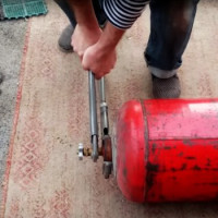 Het apparaat van de klep op een gasfles en methoden om deze indien nodig te vervangen