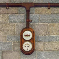 Bovenliggende stopcontacten en schakelaars: regels voor veilige installatie en aansluiting