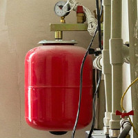 Lắp đặt và kết nối bể mở rộng trong các phiên bản mở và đóng của hệ thống sưởi