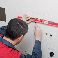Hoe de gootsteen op de juiste manier aan de muur te monteren: stapsgewijze instructies