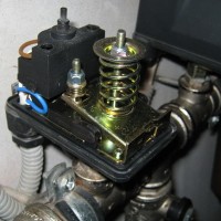 Adjusting the pressure switch for the accumulator: instructing on the equipment setup + expert advice