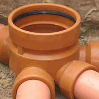Mga tubo ng sewer PVC at HDPE para sa panlabas na dumi sa alkantarilya: mga uri, katangian, kalamangan at kawalan
