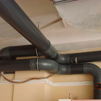 Installatie van kunststof ventilatiekanalen: een gids voor de constructie van een systeem van polymeerbuizen