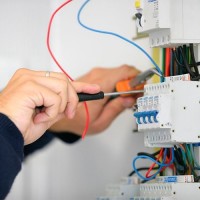 Welke automatische machine om een ​​airconditioner in een appartement aan te zetten: selectie, installatie en aansluiting van een beveiligingsapparaat