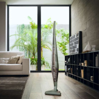 Ang pagsusuri sa stick vacuum cleaner na Delonghi XLR18LM R: naka-istilong at magaan na aparato para sa paglilinis ng ekspresyon