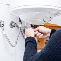 Hoe water uit een boiler af te tappen: de voor- en nadelen van verschillende methoden + een voorbeeld van werk