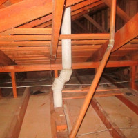 Opstelling van ventilatie uit rioolbuizen: de constructie van kanalen van polymeerproducten