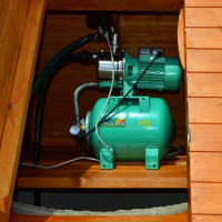 Hoe u met uw eigen handen de watervoorziening in het land kunt maken: we voeren water het huis in