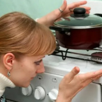 Stinkt naar gas uit de kachel: de oorzaken van de geur van gas uit de oven en uit de branders en tips om ze te elimineren