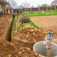 Aménagement d'un système d'alimentation en eau au chalet depuis le puits: schémas, nuances, un aperçu des équipements nécessaires