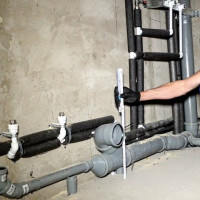 Ang mga pipa para sa domestic sewage sa bahay: isang komprehensibong pangkalahatang-ideya ng mga modernong uri ng mga tubo