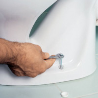 Hoe een oud toilet te verwijderen: een overzicht van de technologie voor het demonteren van oud sanitair
