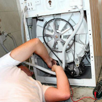 Hoe de schokdempers van een wasmachine te repareren: een stapsgewijze handleiding