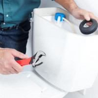 Les toilettes fuient après la chasse d'eau: causes possibles du dysfonctionnement et comment les éliminer