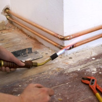 Lắp đặt ống sưởi ấm bằng đồng: tính năng của công nghệ làm việc