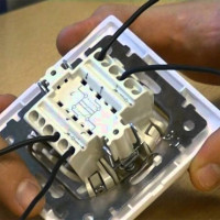 De doorgangsschakelaar aansluiten van twee en drie plaatsen: analyse van circuits + installatie-instructie