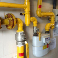 Kulayan para sa mga tubo ng gas: mga panuntunan at regulasyon para sa pagpipinta sa loob ng apartment at sa kalye