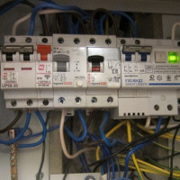 Wat is het verschil tussen een aardlekschakelaar van een differentiële automaat en wat is beter te gebruiken?