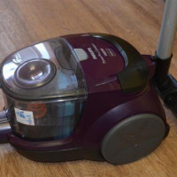 Pangkalahatang-ideya ng Philips FC 8472/01 PowerPro Compact Vacuum Cleaner: simpleng disenyo at mataas na kapangyarihan