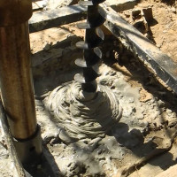 Doe-het-zelf goed zonder apparatuur: hoe u zelfstandig een waterbron kunt regelen