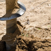 Hoe een put in het water te slaan: opties en boortechnologieën die in de praktijk veel gevraagd zijn
