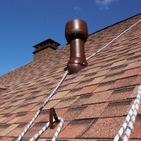 Ventilatie op het dak van een woonhuis: de constructie van de doorgang van het kanaal door het dak