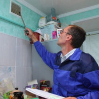 Hoe de geur in ventilatie te verwijderen: de beste opties om de onaangename geur van de buren te blokkeren