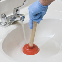 Paano linisin ang pipe ng sewer sa bahay mula sa clogging: mga solusyon + sa mga tip sa pag-iwas