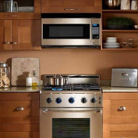 Is het mogelijk om een ​​magnetron boven een gasfornuis te hangen: veiligheidseisen en basis installatieregels