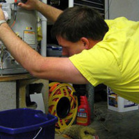 Water stroomt uit een gasketel: wat te doen als de apparatuur van de verwarming is gestroomd
