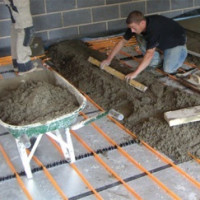 Jastrych na ciepłej wodzie: wybór grubości i popularne metody instalacji