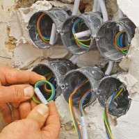 Een stopcontactblok aansluiten: installatieregels en aansluitschema's