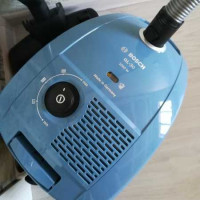 Pangkalahatang-ideya ng vacuum cleaner na may isang kolektor ng alikabok na si Bosch GL30 BGL32003: isang maaasahang unit sa pangunahing pagpupulong