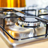 Hoe en hoe de gasfornuisgrill te wassen tegen vet en koolstofafzettingen: een overzicht van effectieve huismiddeltjes