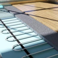 Jak wybrać ciepłą podłogę pod laminatem: analiza porównawcza najlepszych opcji