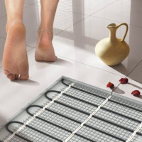 Welke warme vloeren zijn beter: water of elektrisch? Vergelijkende beoordeling