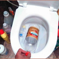 How to clean the toilet with a bottle: step-by-step installation + an overview of alternative methods