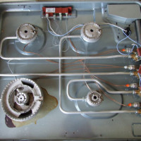 Waarom automatische ontsteking van een gasfornuis constant klikt en spontaan triggert: storingen en hun reparatie