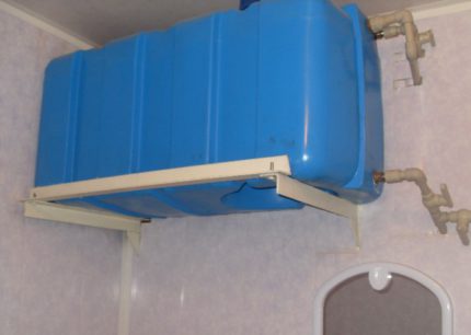 De opslagtank installeren