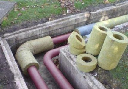 Ang pagtula ng pipe sa inihanda na kanal