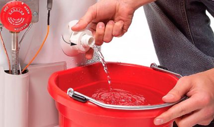 Hoe water uit een boiler af te tappen