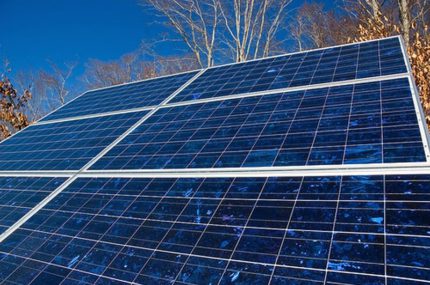 Mga panel ng polycrystalline solar sa isang pribadong sistema ng pag-init
