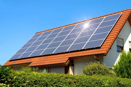 Ano ang hitsura ng mga solar panel sa bubong ng isang pribadong bahay?