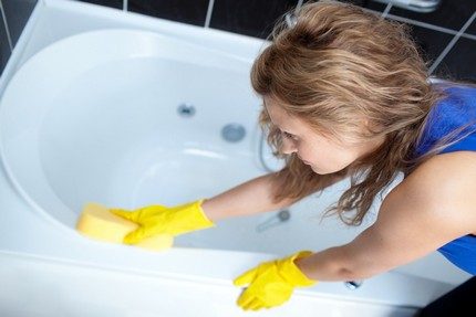 Nililinis ang mga dingding ng mangkok ng banyo