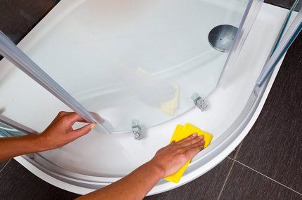 Punasan ang malinis na may malinis na tubig