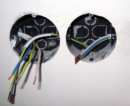 Kabel zasilający w gnieździe