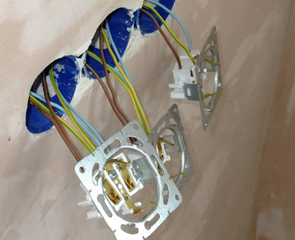 Podłączenie mechanizmu roboczego wylotu