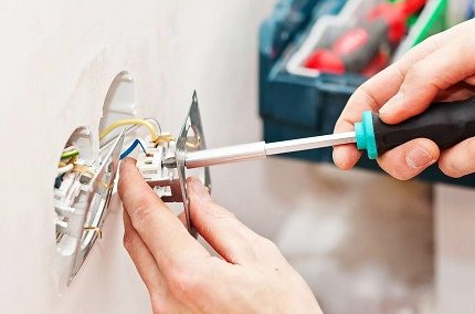 Jak podłączyć podwójne gniazdo do różnych obwodów zasilania