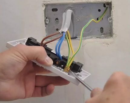 Podłączanie podwójnego gniazdka elektrycznego
